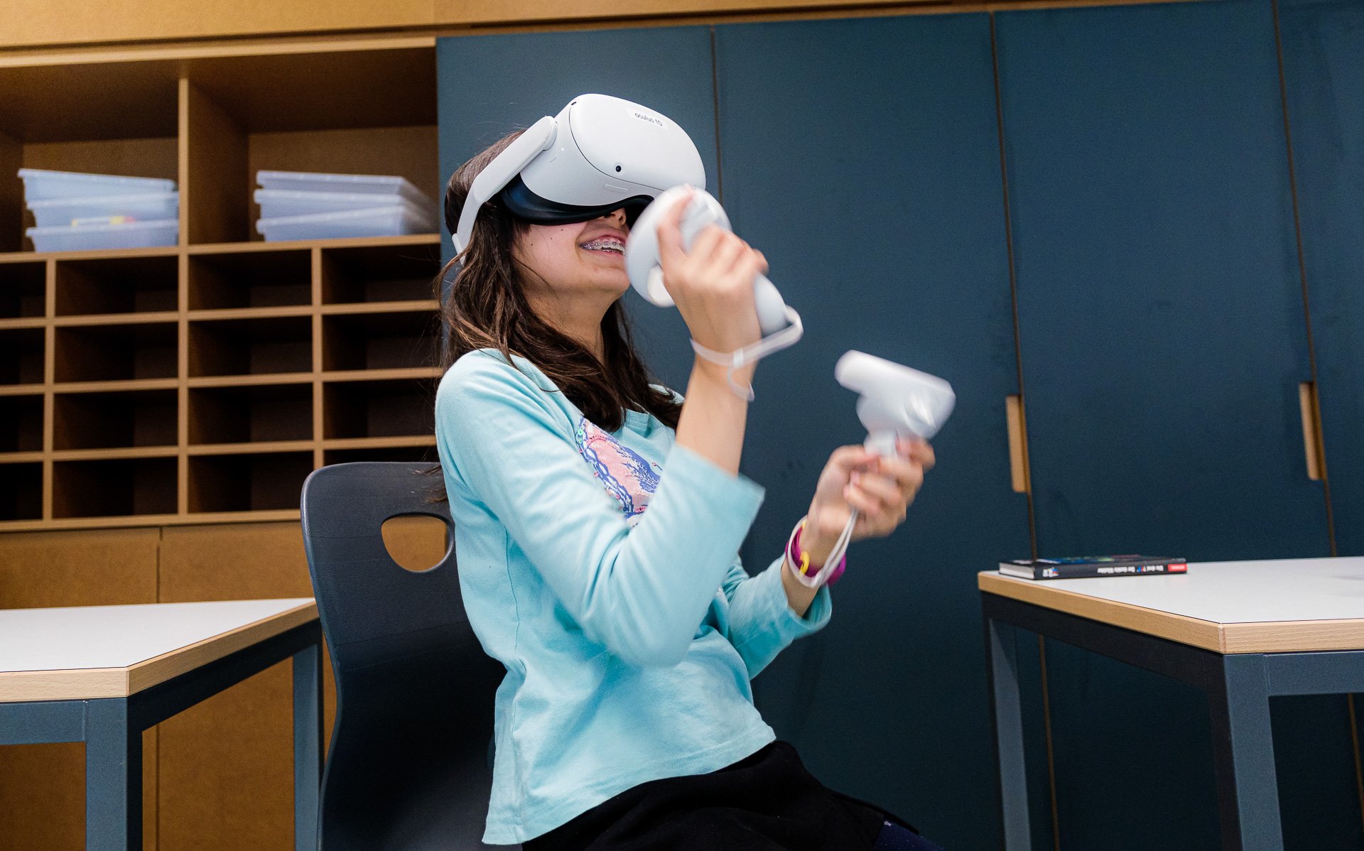 Un enfant s'amuse en jouant avec un programme de réalité virtuelle sur le cycle de l'eau